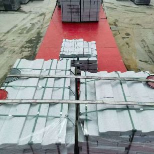 云南 芝麻白仿形加直形路沿石出货日常