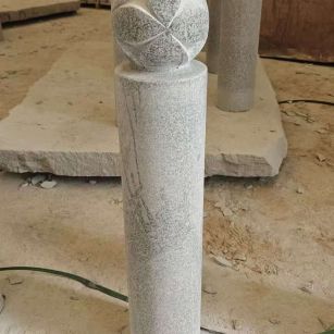 云南 芝麻白花岗岩石材挡车石柱、停车柱、圆柱挡车柱、方柱挡车柱等