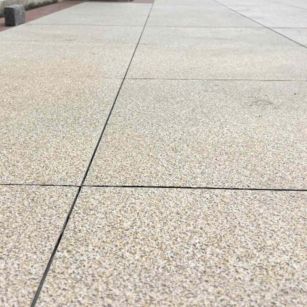 云南 黄金麻花岗岩石板材荔枝面地面铺装效果