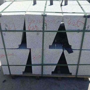 云南 芝麻白异形坐凳，石凳