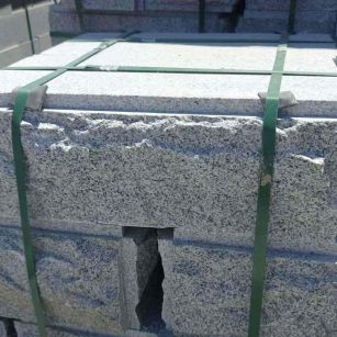 云南 芝麻白花岗岩自然面成品