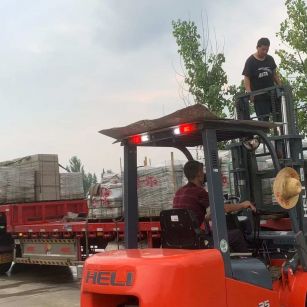 云南 黄金麻冰裂纹，地铺石装车