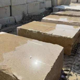 云南 黄金麻方料堆场洗料分选中，原材料充足