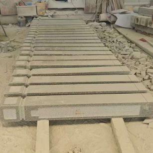 云南 芝麻白异形加工雕刻-栏杆大柱，方柱