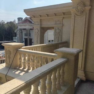 云南 黄金麻别墅外墙干挂雕花配合阳台栏杆花瓶柱