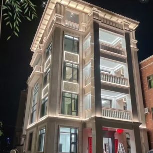 云南 芝麻白花岗岩别墅外墙夜间效果