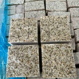 云南 黄金麻花岗岩自然面小方块，弹石，马蹄石等