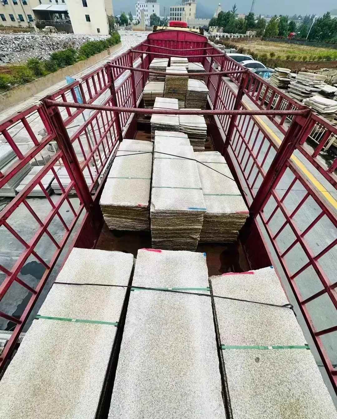 云南 黄金麻花岗岩荔枝面，光面毛板装车完成