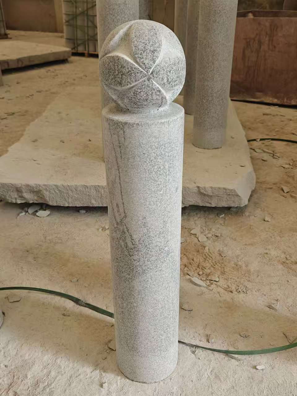 云南 芝麻白花岗岩石材挡车石柱、停车柱、圆柱挡车柱、方柱挡车柱等