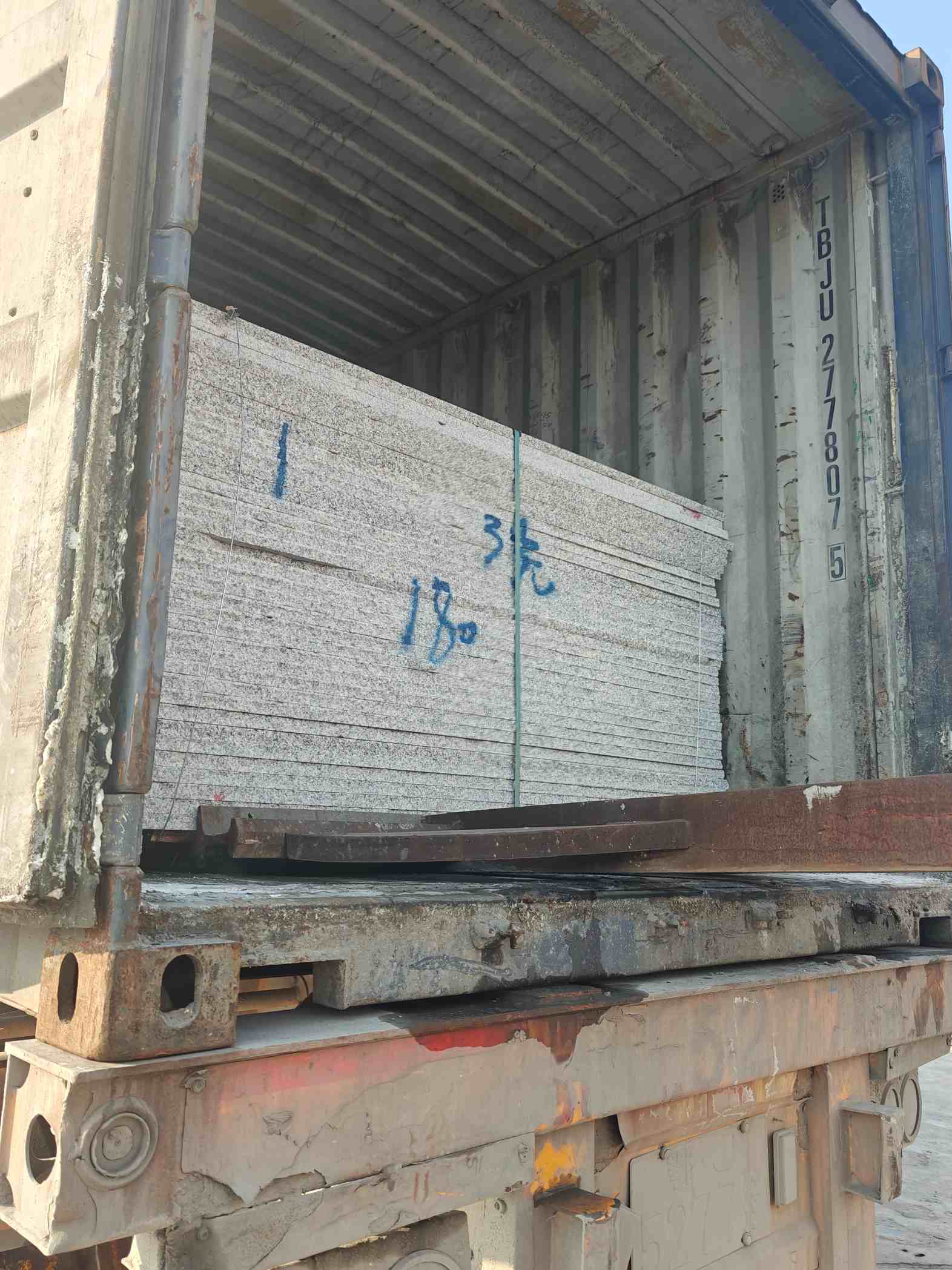 云南 芝麻白花岗岩石材3.0公分光面毛板装柜出货