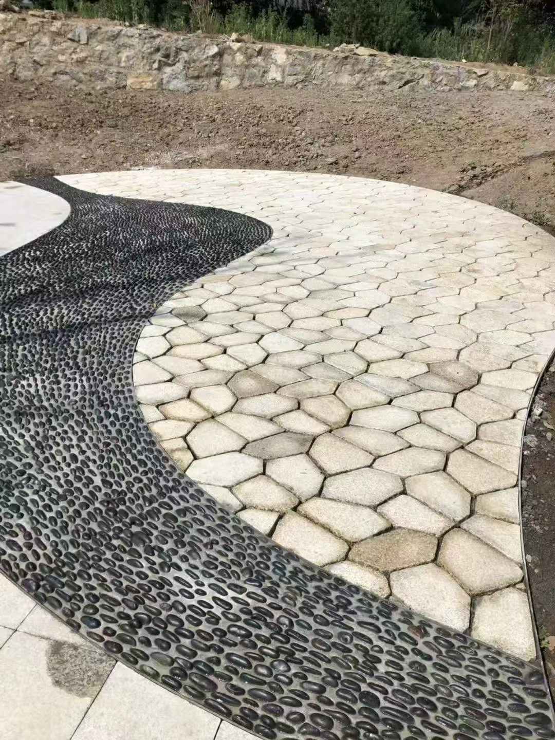 云南 黄金麻冰裂纹地铺石工地铺装案例