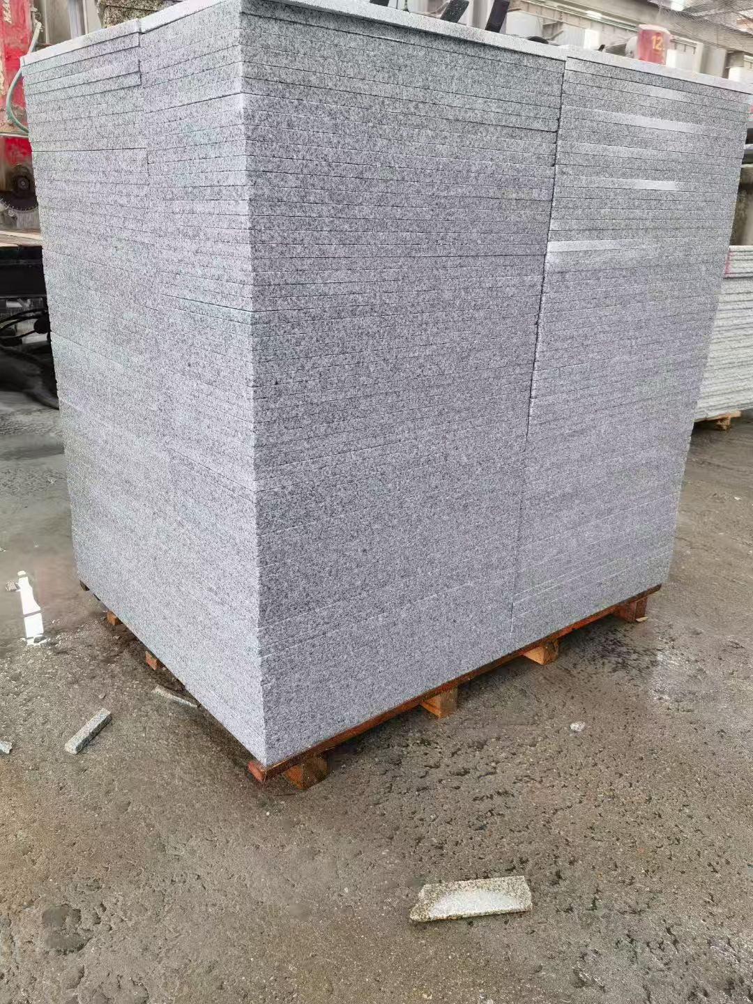 云南 芝麻白火烧面1.8厚300*600地铺石，尺寸标准，厚薄均匀