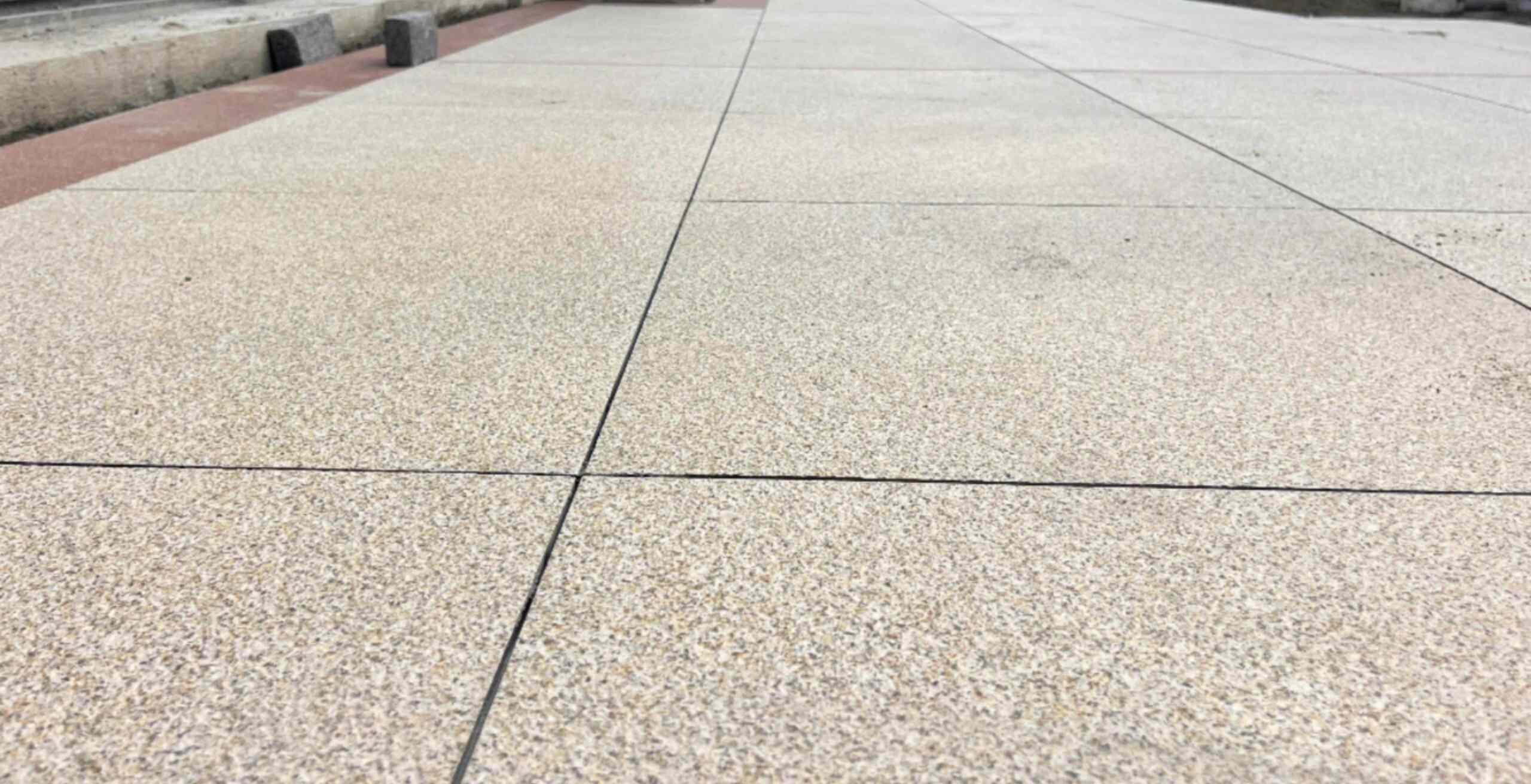 云南 黄金麻花岗岩石板材荔枝面地面铺装效果