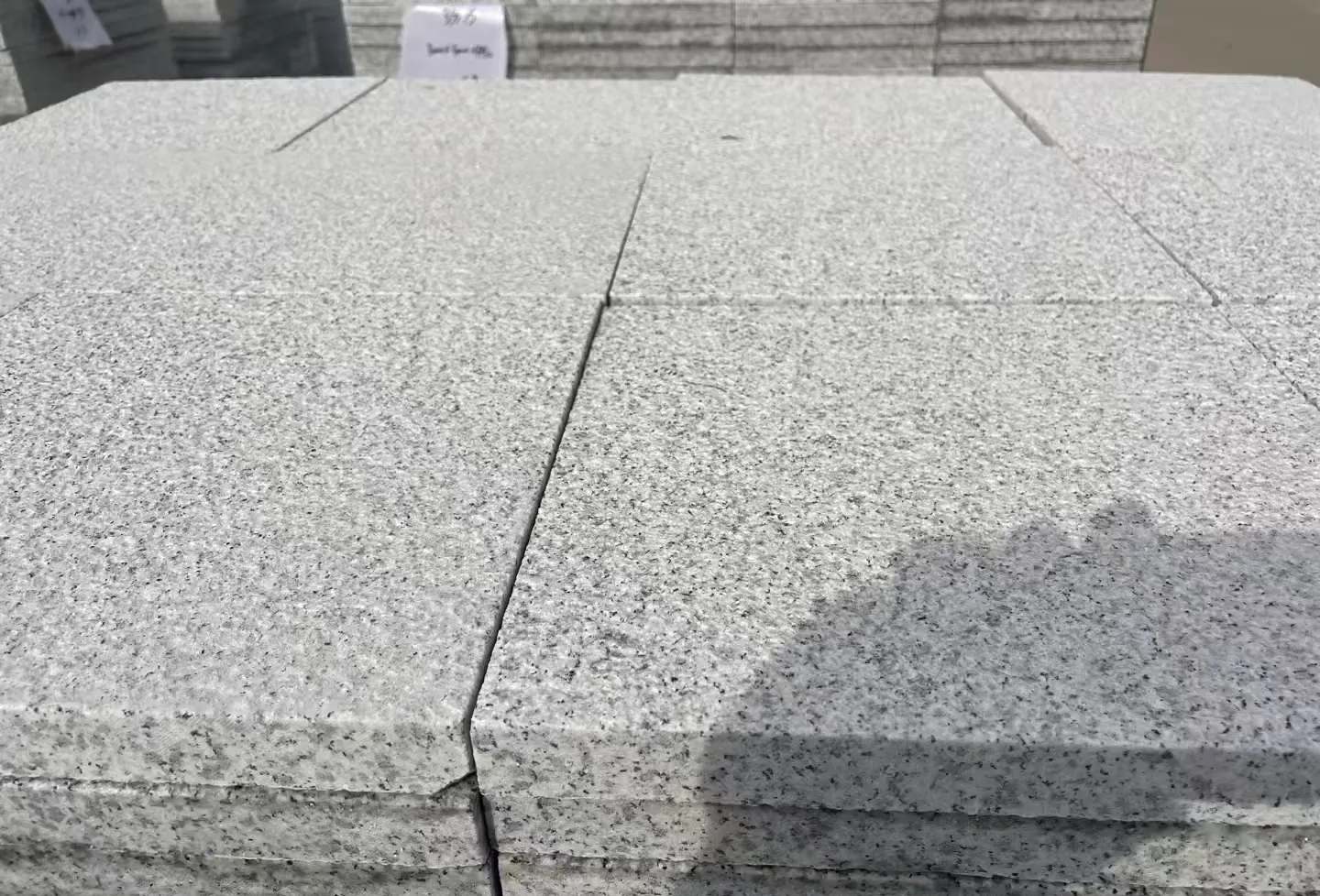 云南 白麻花岗岩石材推荐 荔枝面地铺石