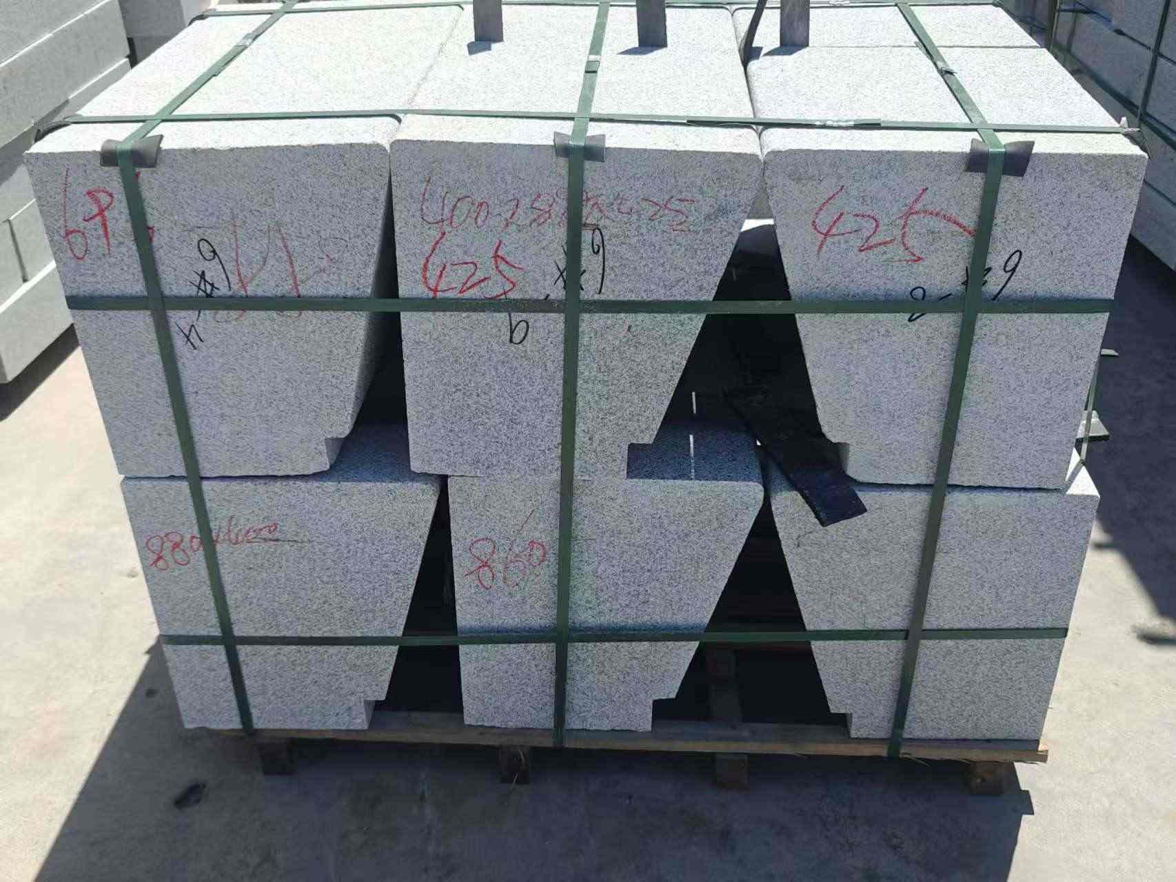 云南 芝麻白异形坐凳，石凳