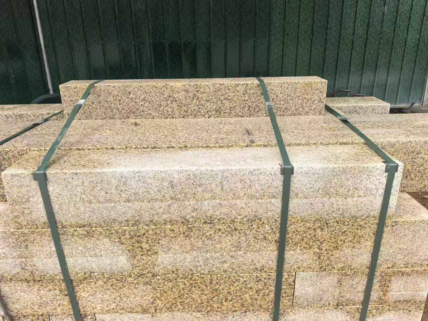 云南 黄金麻花岗岩石材机切面栏杆料半成品