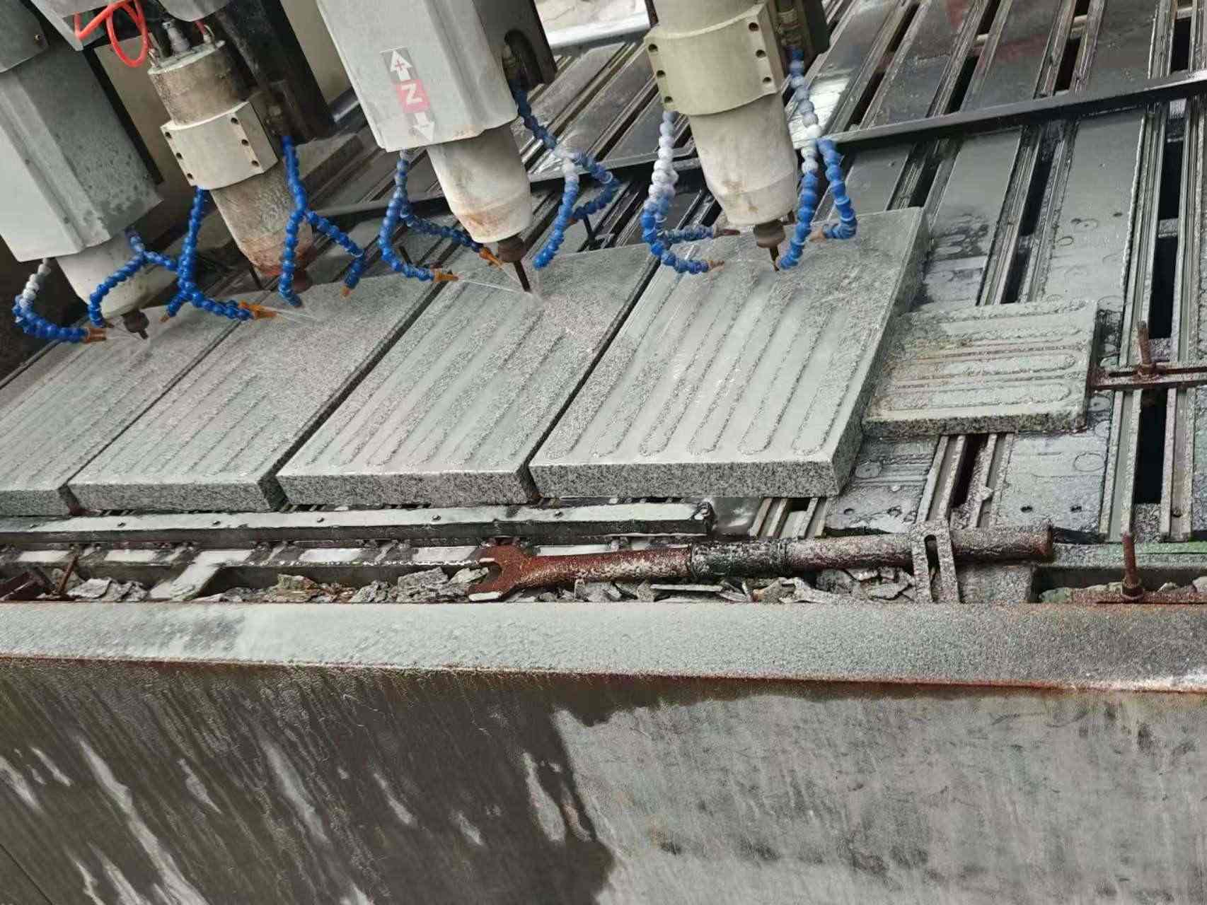 云南 芝麻白花岗岩荔枝面盲道雕刻