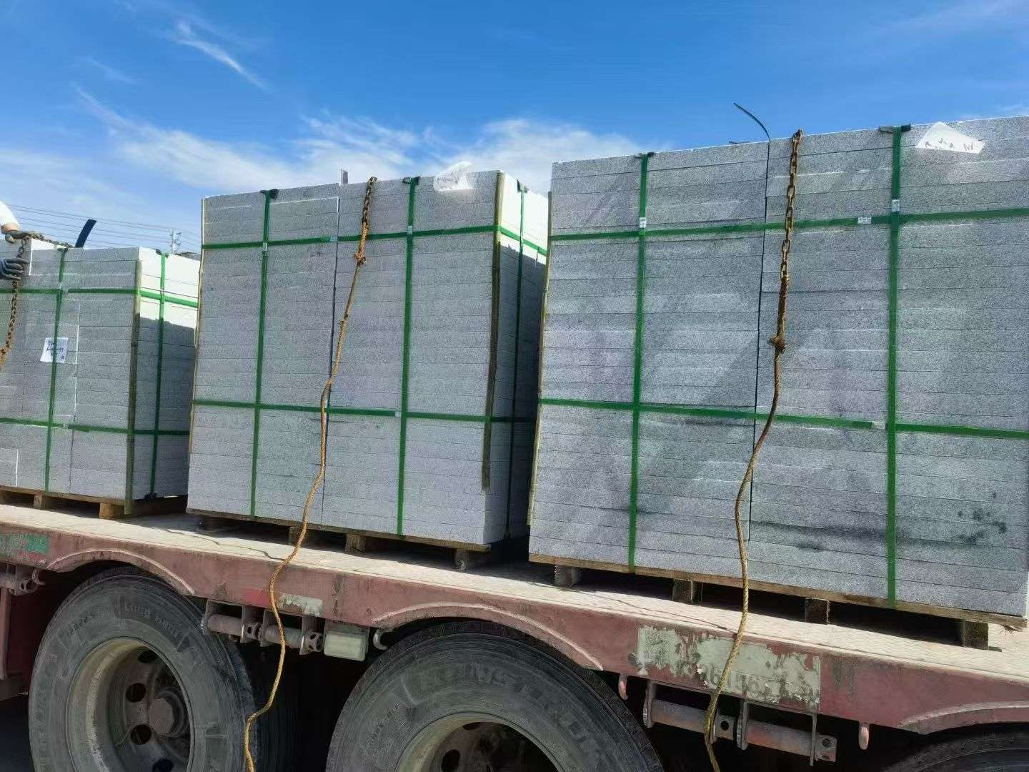 云南 芝麻白花岗岩地铺石装车日常