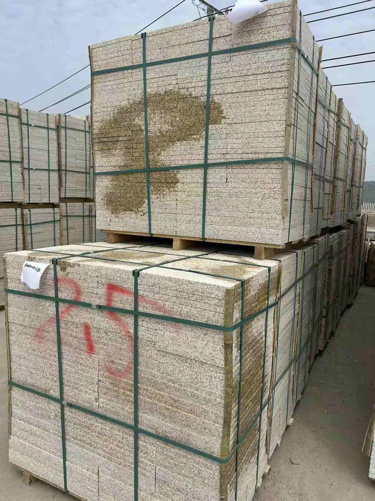 云南 黄金麻花岗岩石材荔枝面地铺石2.5*300*600