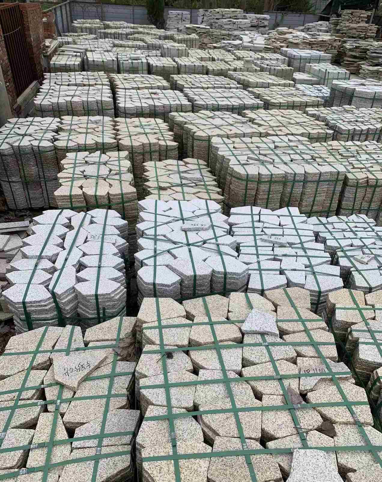 云南 黄金麻白麻花岗岩荔枝面地铺石(冰裂纹)