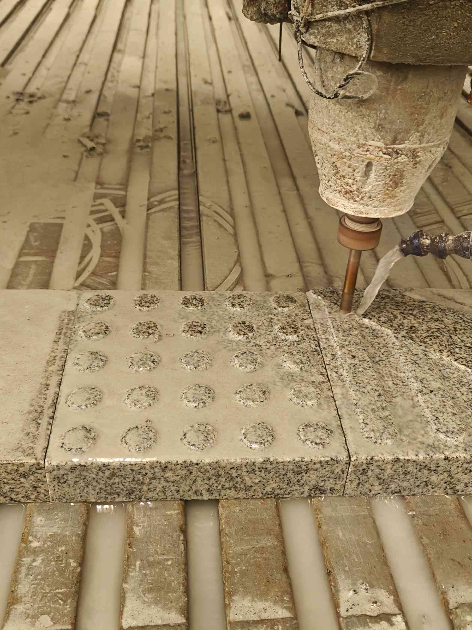 云南 芝麻白花岗岩石材盲人石、盲道石、盲点石