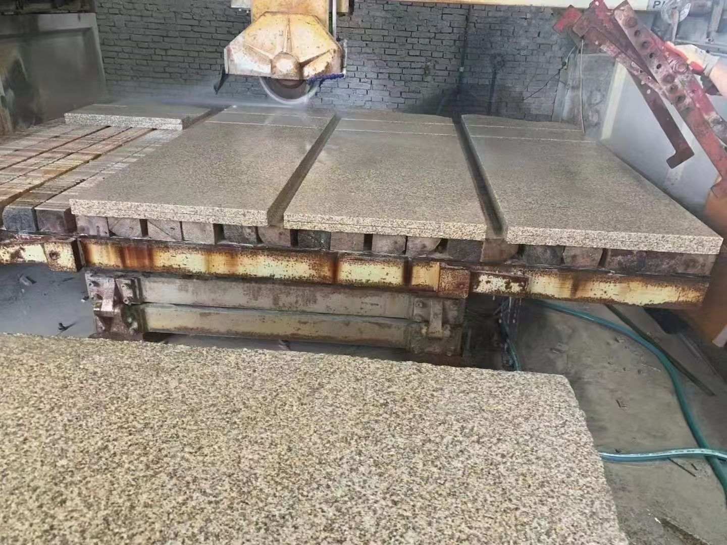 云南 黄金麻荔枝面成品板加工