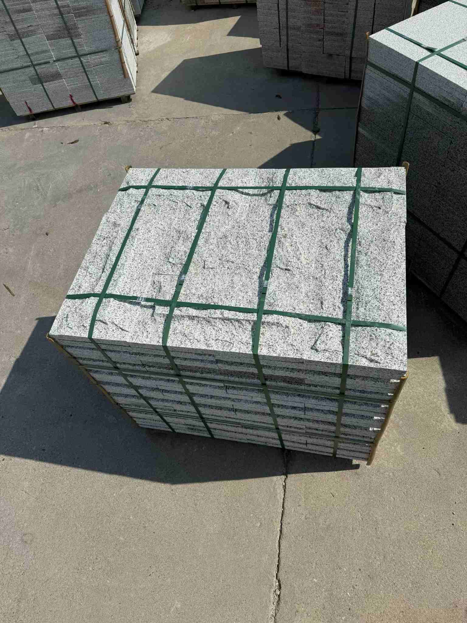 云南 白麻花岗岩石材自然面蘑菇石成品