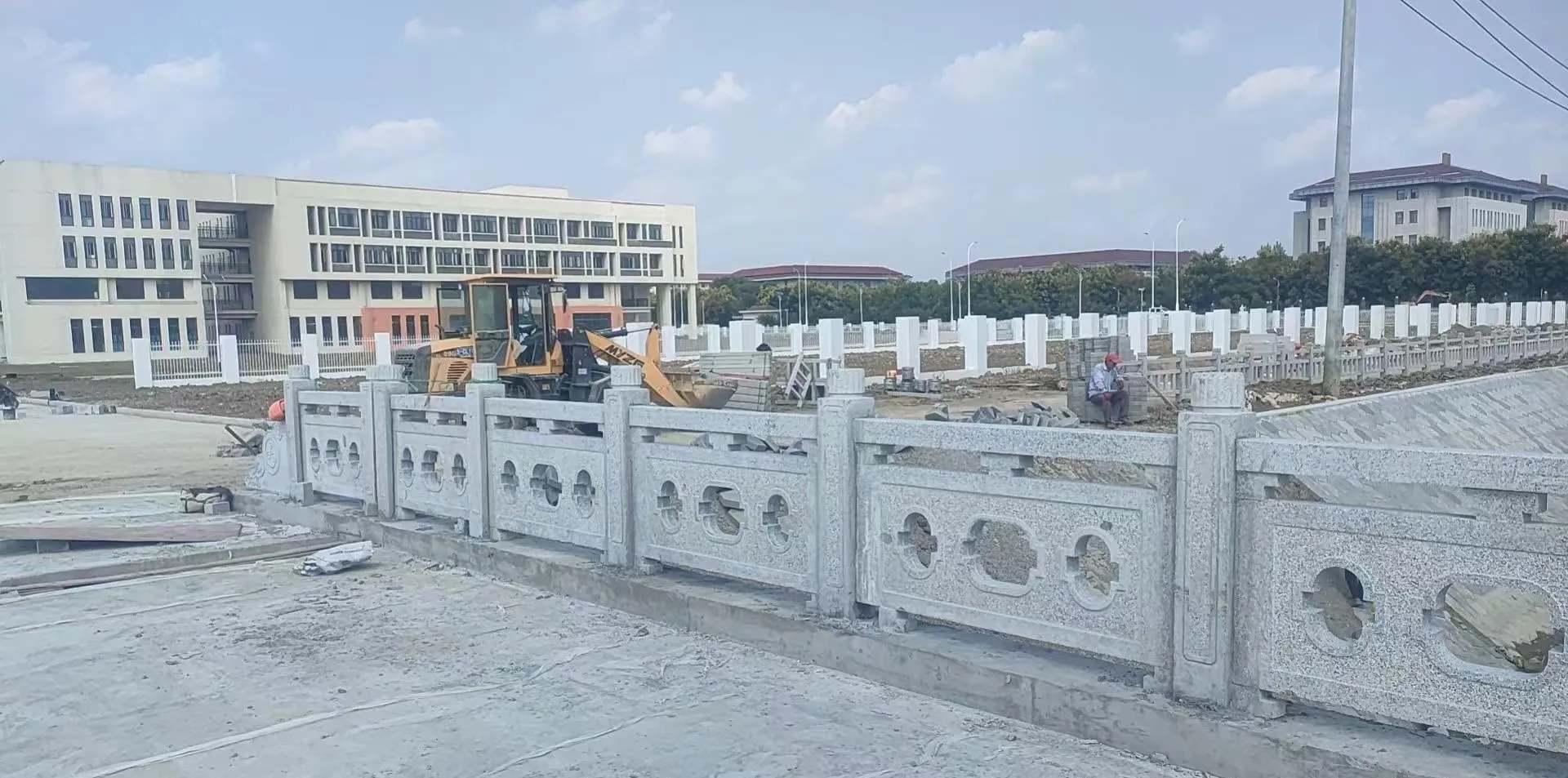 云南 白麻花岗岩荔枝面河道栏杆