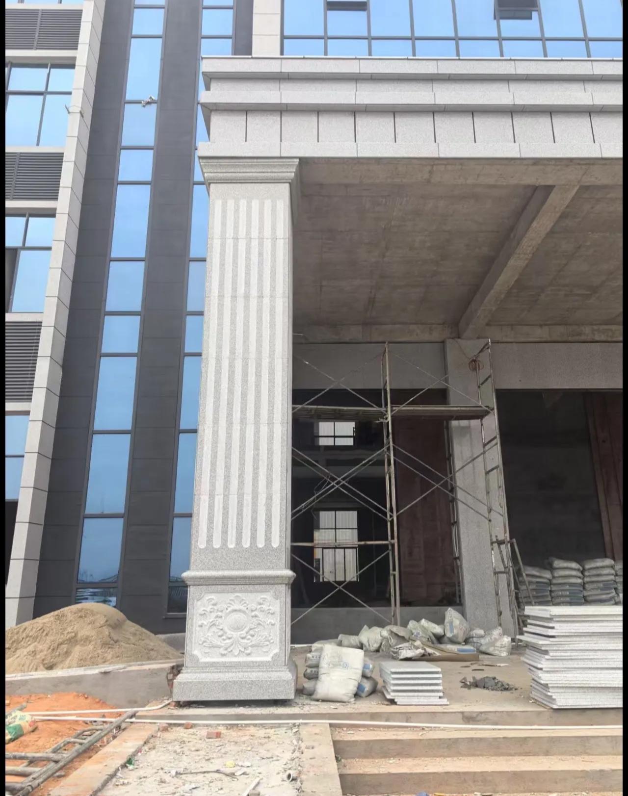 云南 芝麻白光面花岗岩门楼大柱（罗马柱）配雕花底座