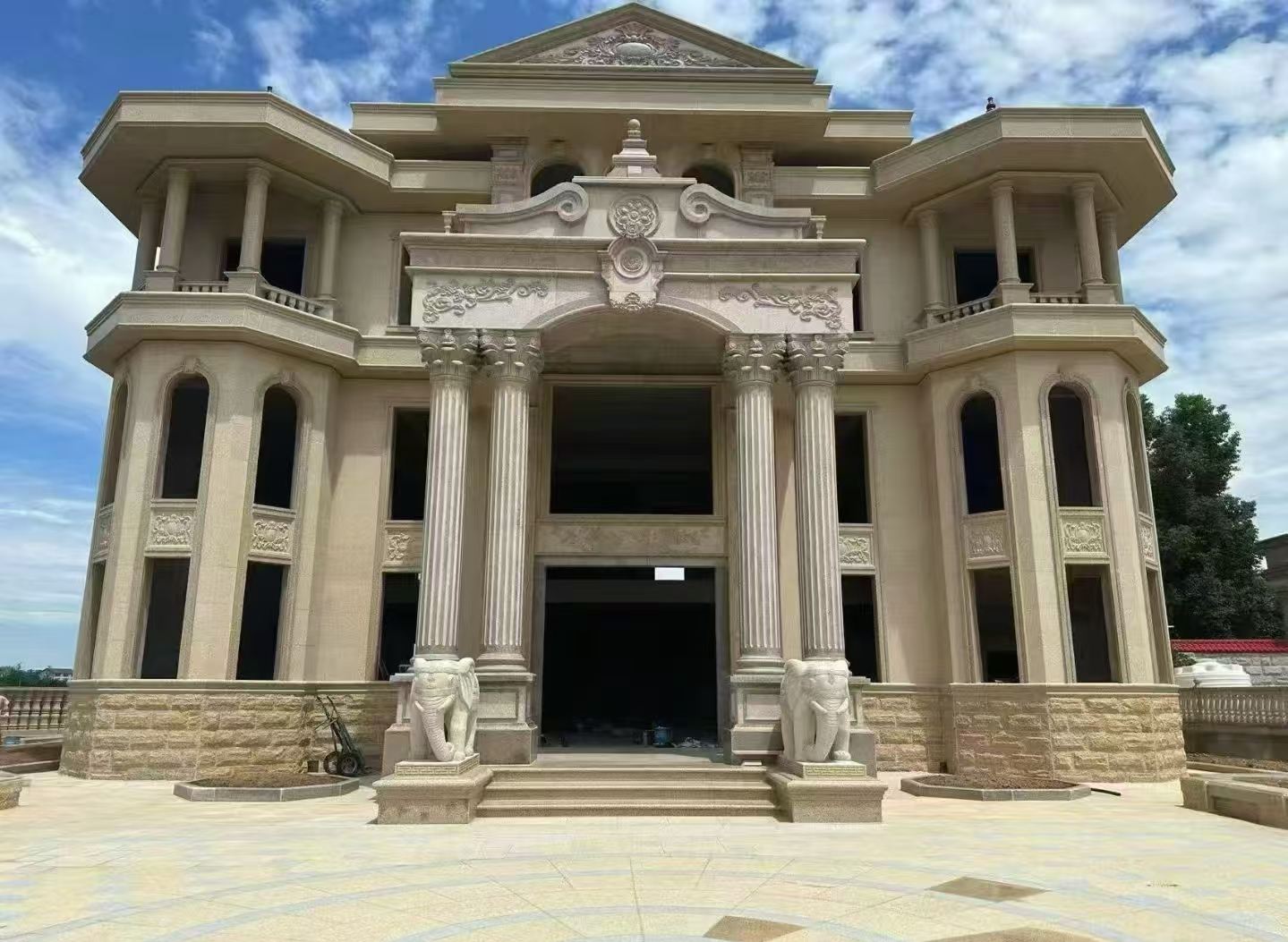 云南 黄金麻别墅外墙干挂，大柱，大象，蘑菇石，雕花板