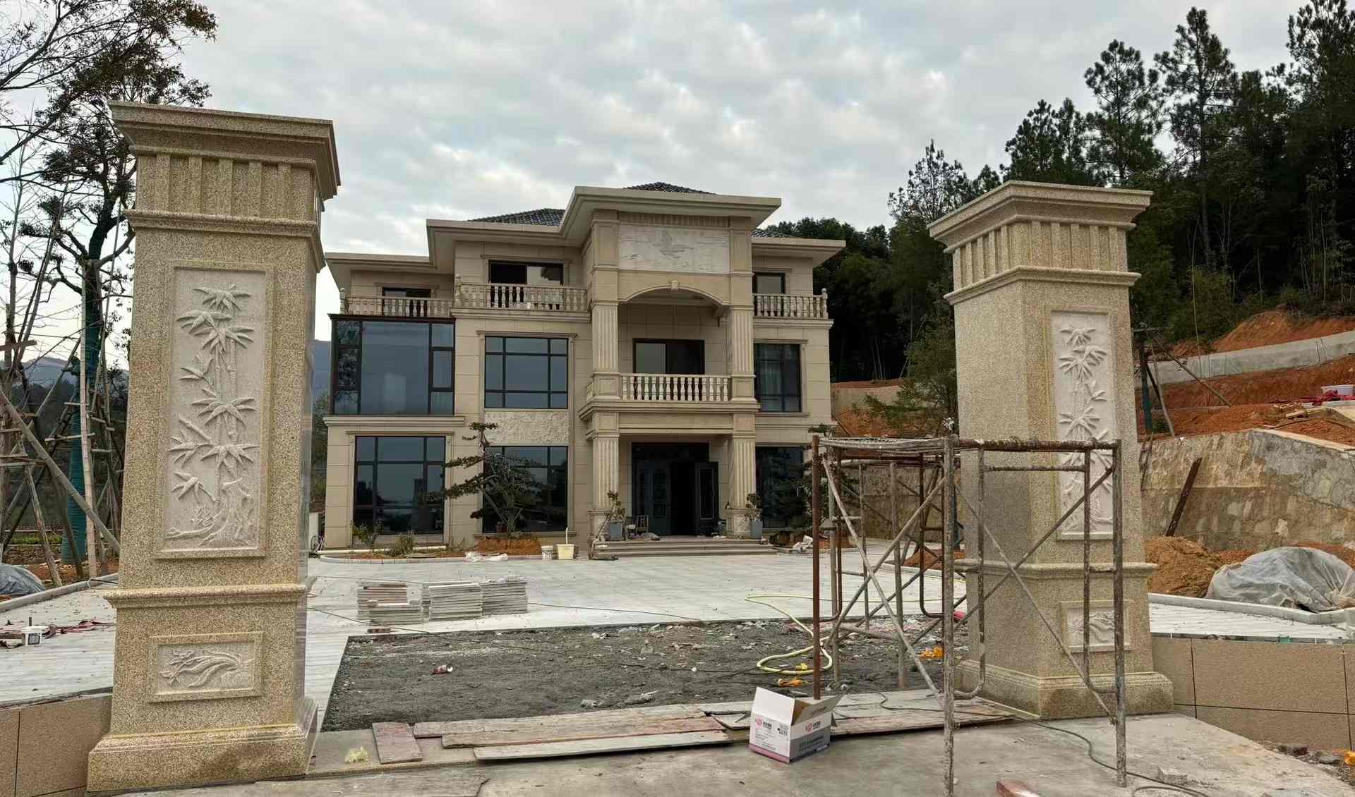 云南 黄金麻花岗岩别墅雕花外墙干挂配上门口雕花罗马柱