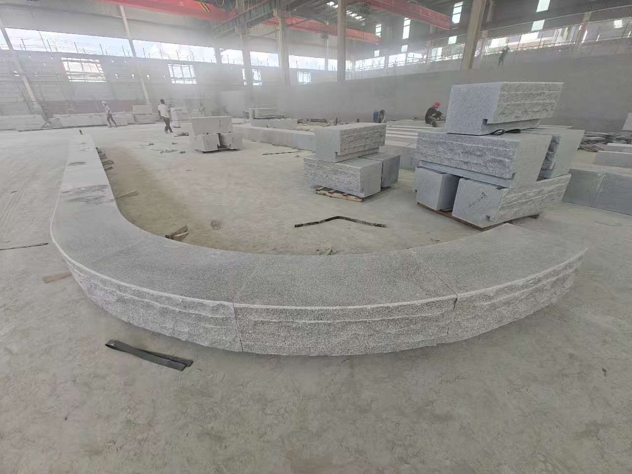 云南 芝麻白异形坐凳，自然面光面弧形加工