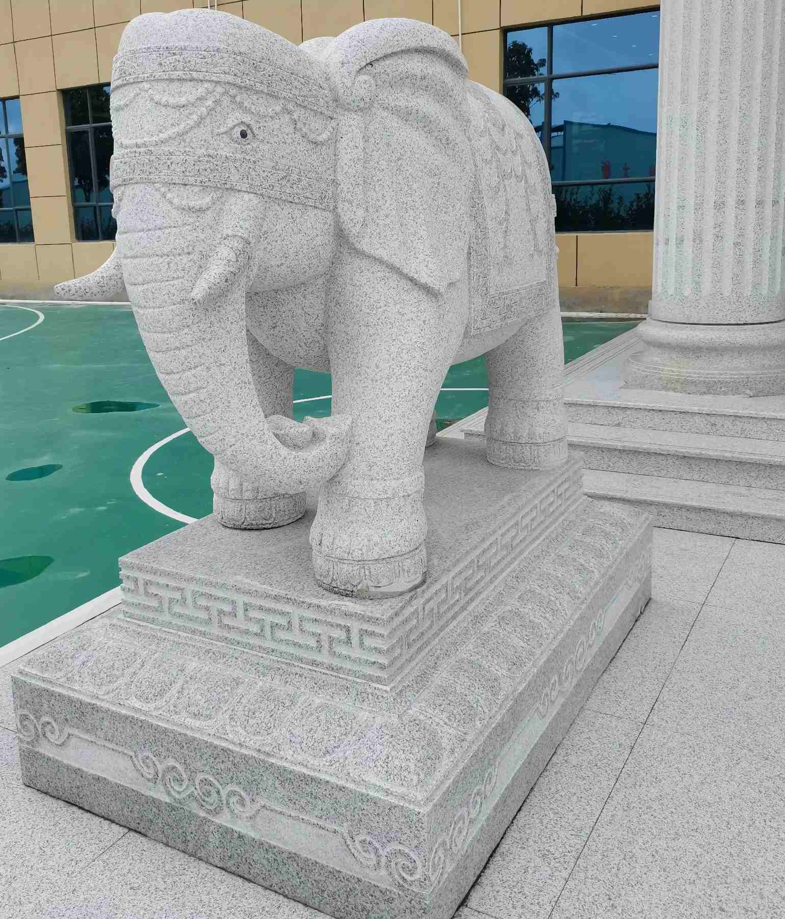 云南 白麻花岗岩动物异形石雕-大象