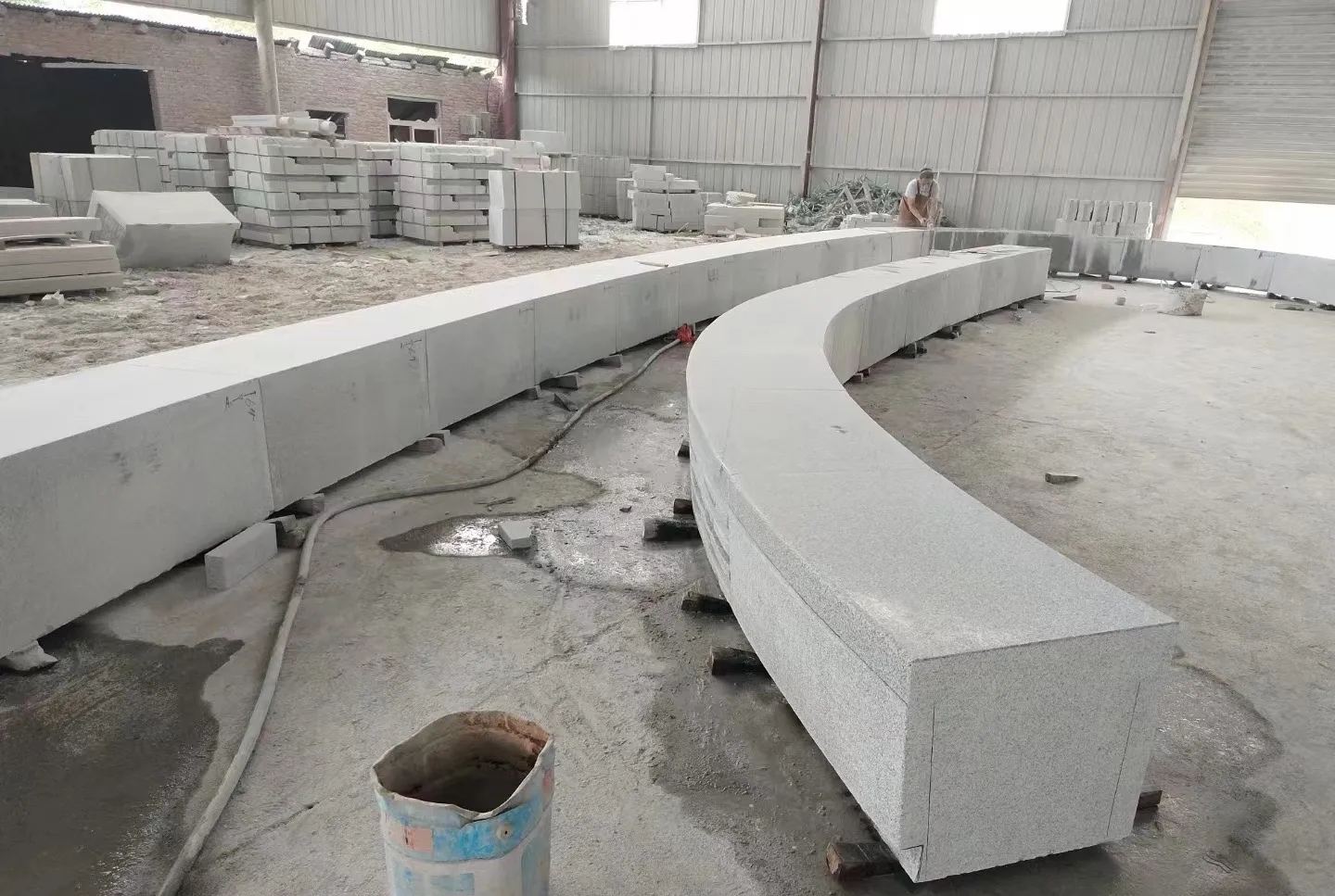 云南芝麻白花岗岩石板材 园林光面弧形坐凳