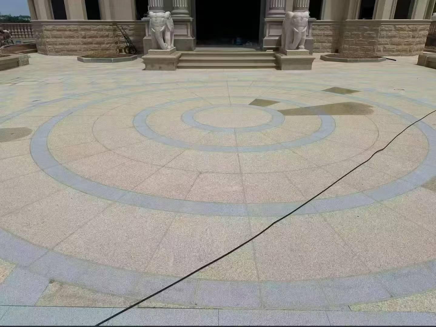 云南 黄金麻芝麻灰花岗岩石材地铺拼接效果