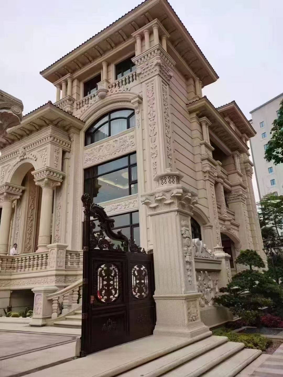 云南 黄金麻花岗岩别墅外墙干挂效果展示