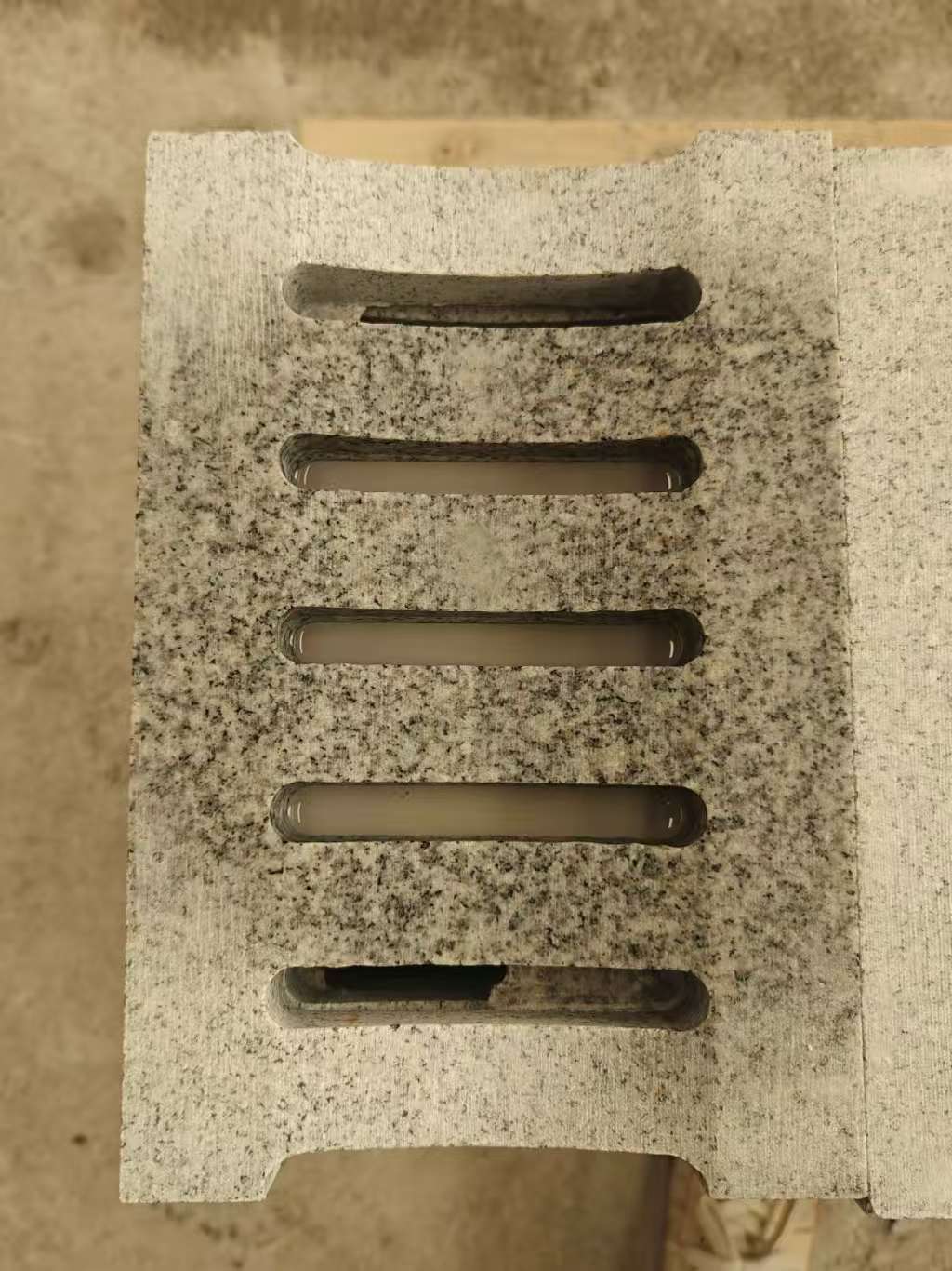 云南 芝麻白拉丝面花岗岩U型开槽排水槽