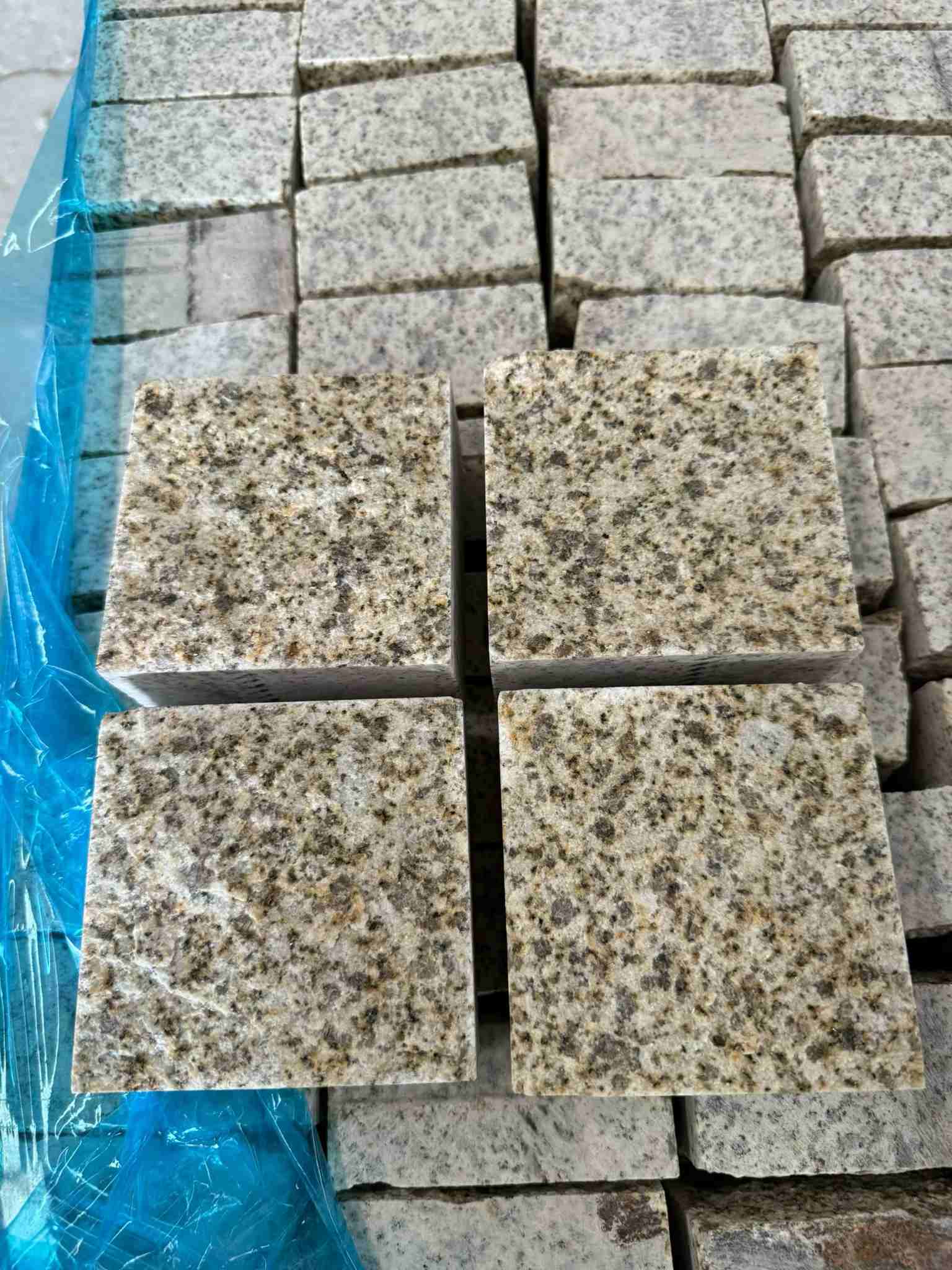 云南 黄金麻花岗岩自然面小方块，弹石，马蹄石等