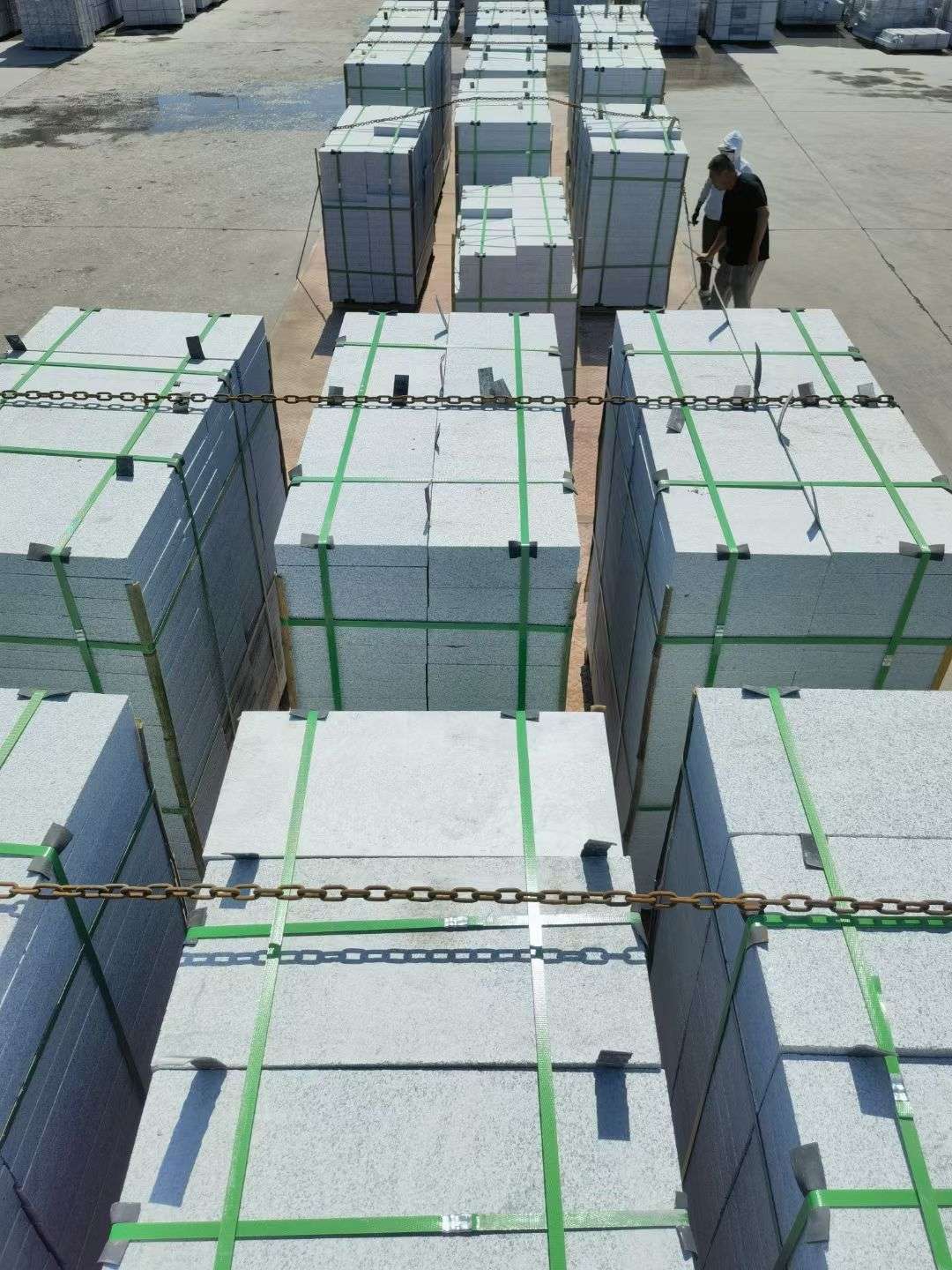 云南 芝麻白花岗岩5公分地铺石 花岗岩厂家工厂装车日常