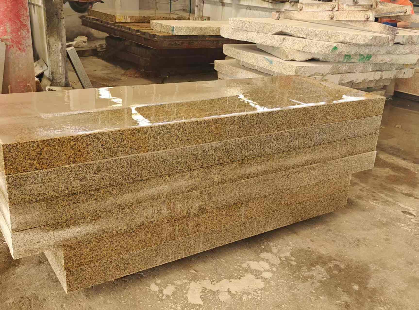 云南 黄金麻栏杆料半成品加工中