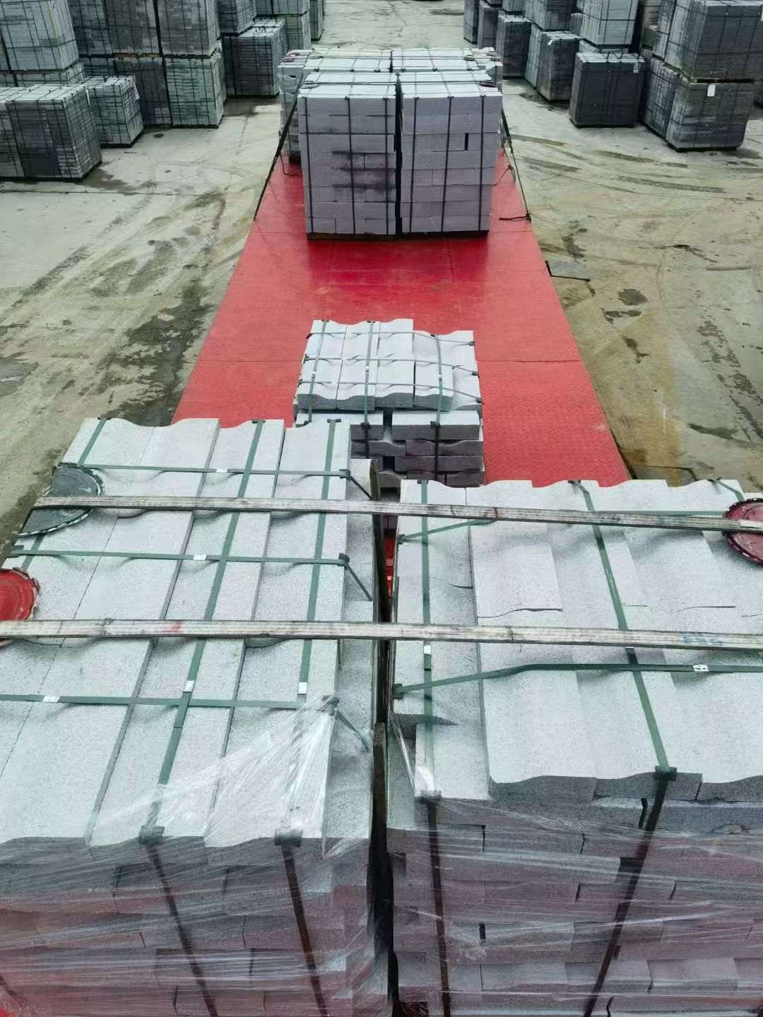 云南 芝麻白仿形加直形路沿石出货日常