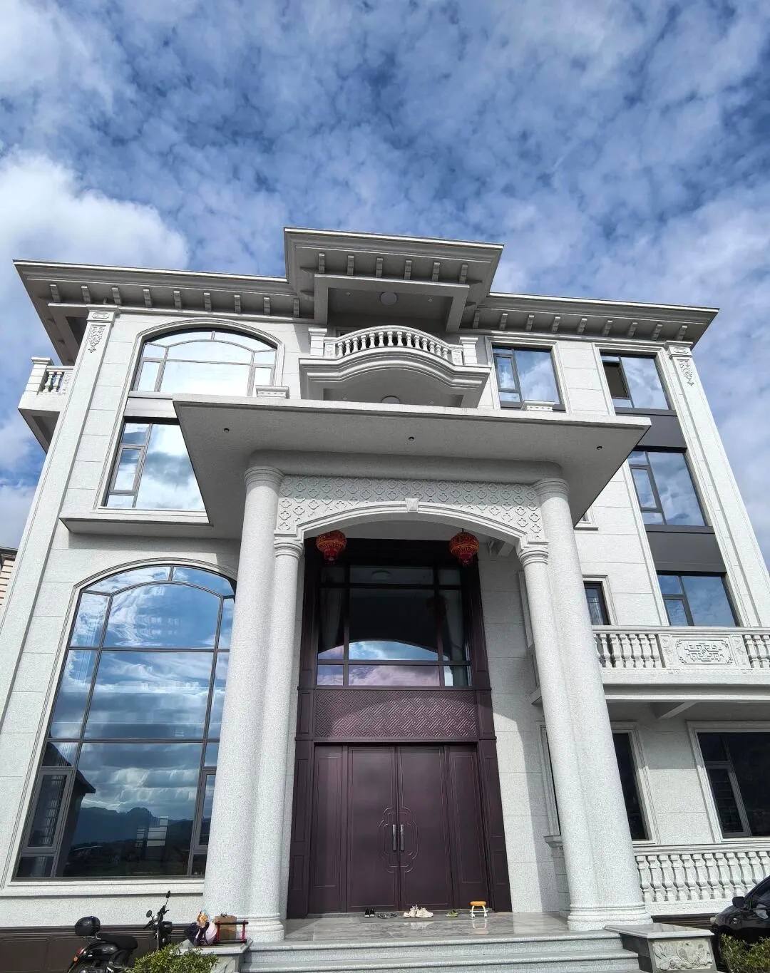 云南白麻别墅外墙干挂石材效果示例