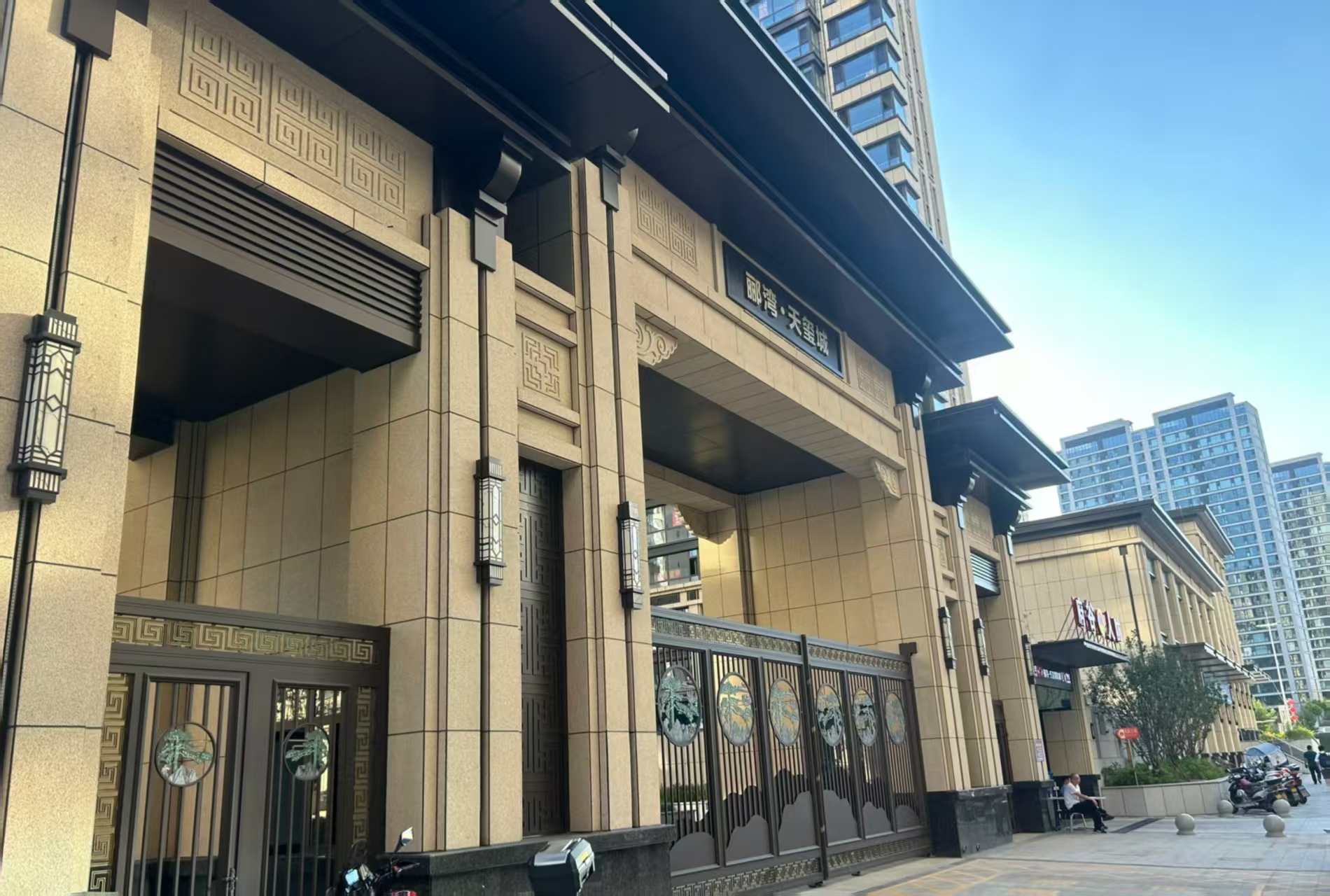 云南 黄金麻花岗岩荔枝面小区门楼外墙干挂