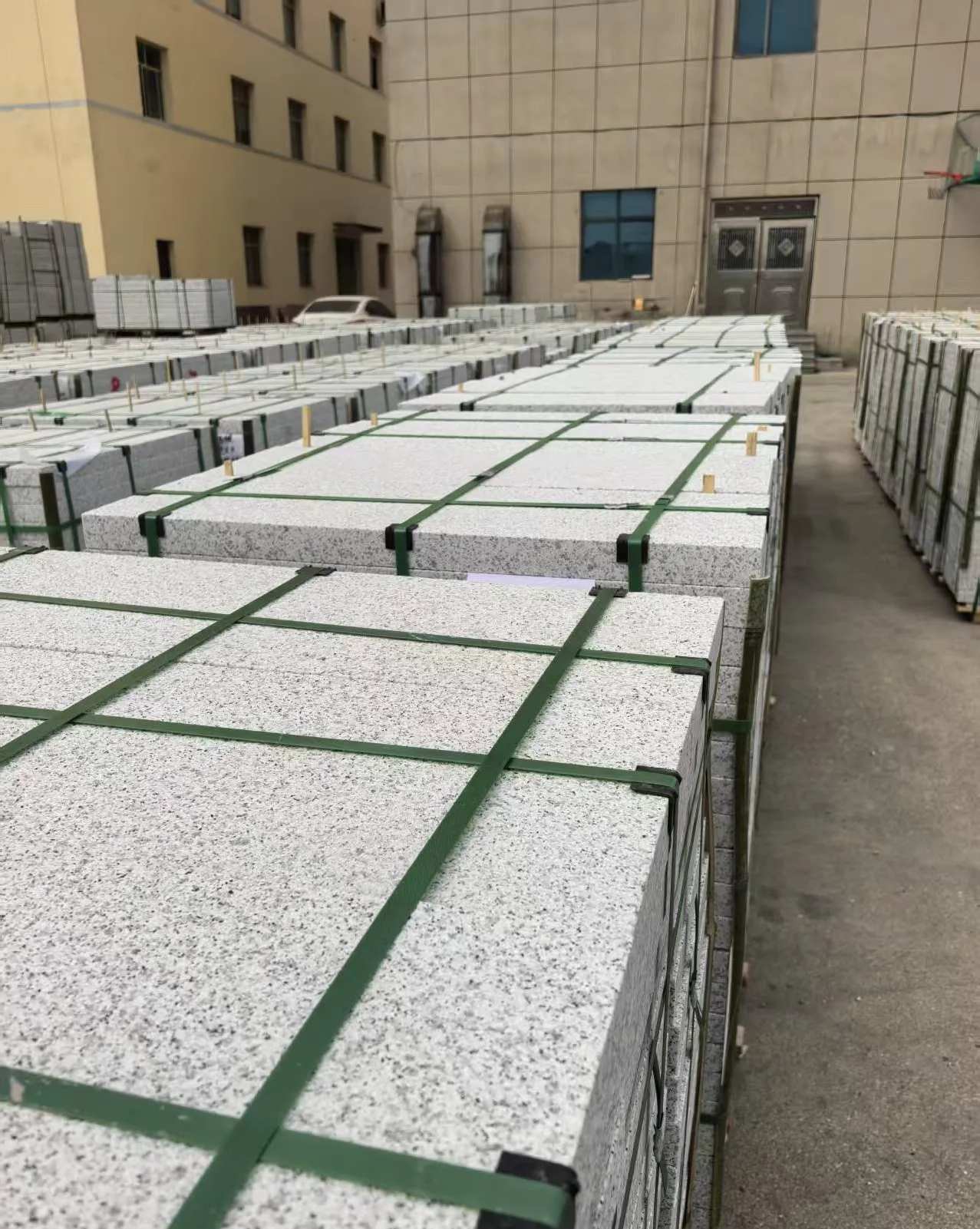 云南 白麻花岗岩5.0公分荔枝面地铺石