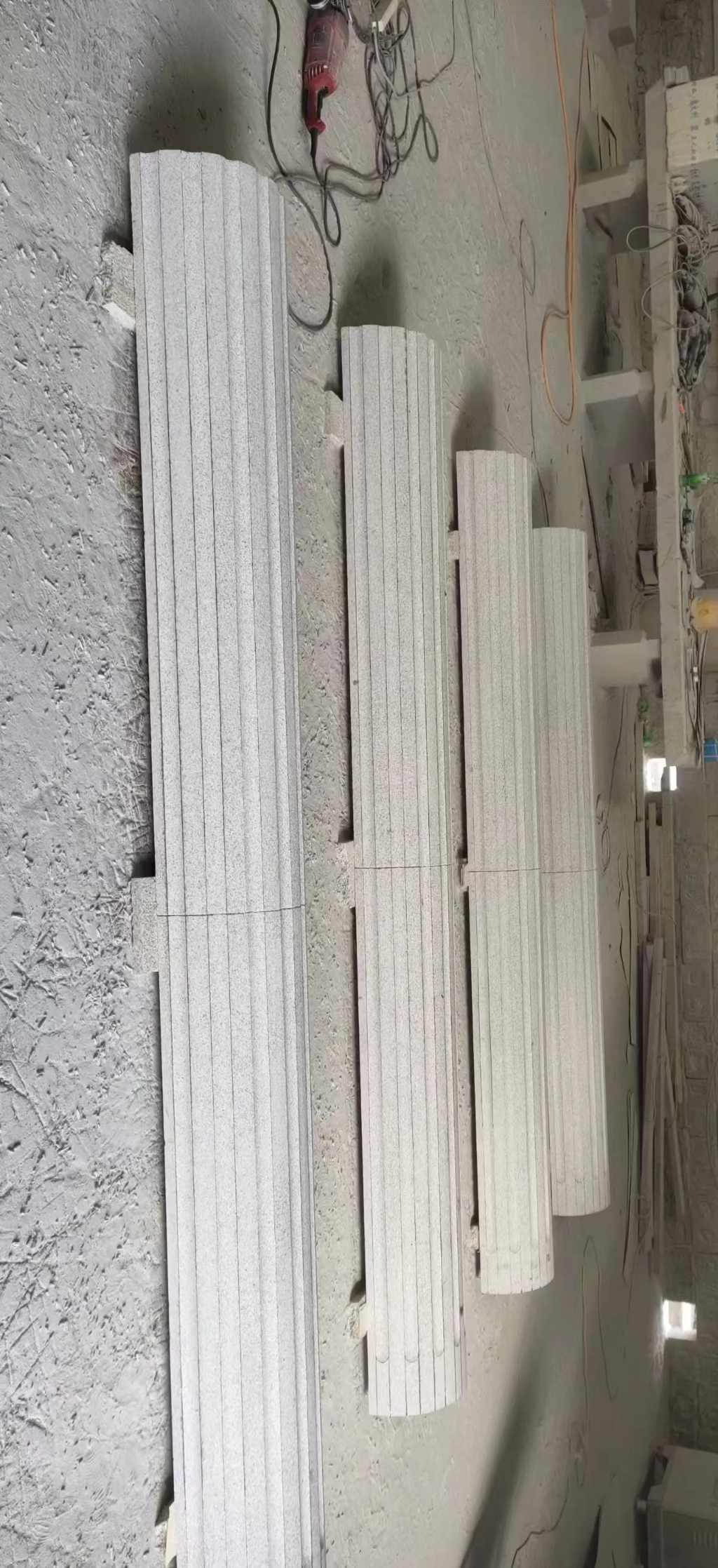 云南 花岗岩厂家带你看白麻花岗岩门楼大柱柱皮