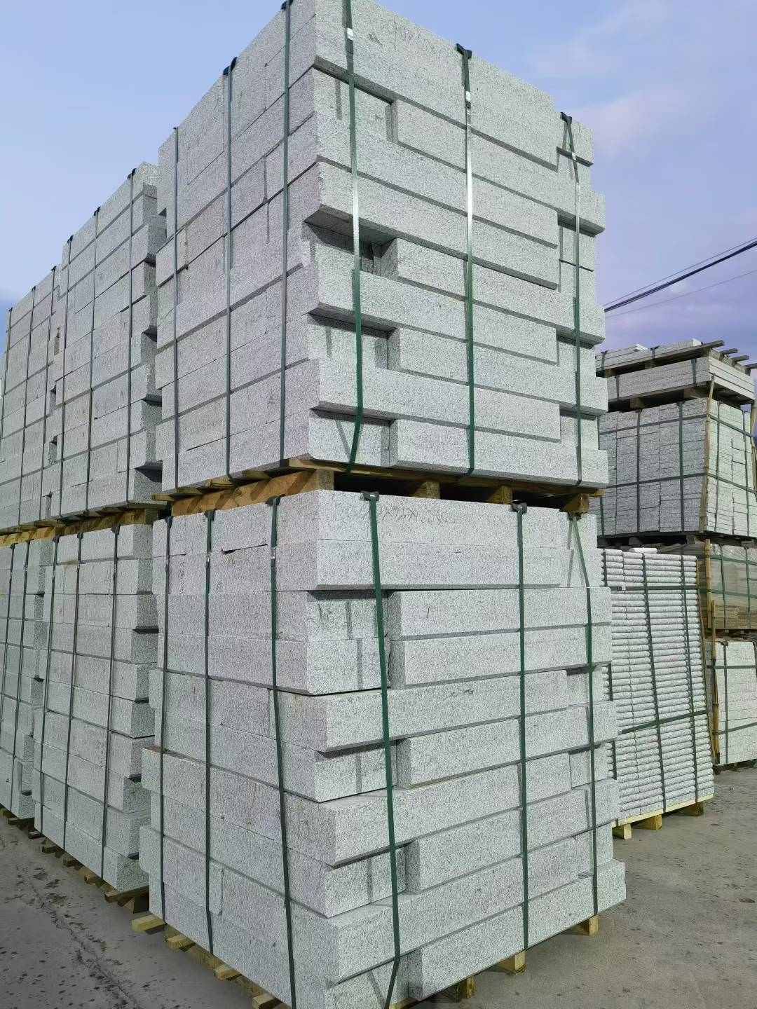 云南 芝麻白花岗岩路沿石，路缘石，路肩石，道牙，立缘石，马路牙子，街沿石，侧石等