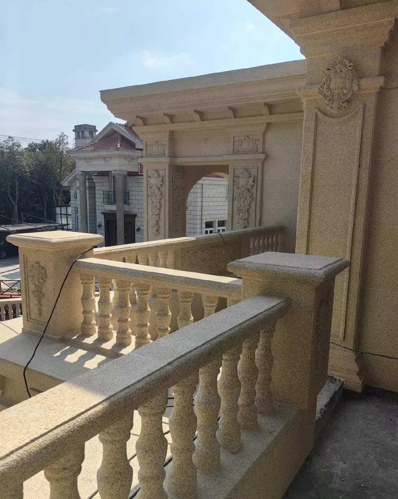 云南 黄金麻别墅外墙干挂雕花配合阳台栏杆花瓶柱