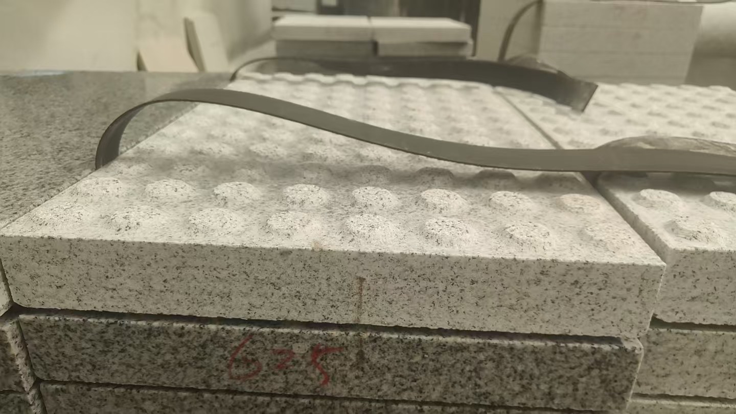 云南 芝麻白花岗岩6.0公分荔枝面五轴加工雕刻盲点