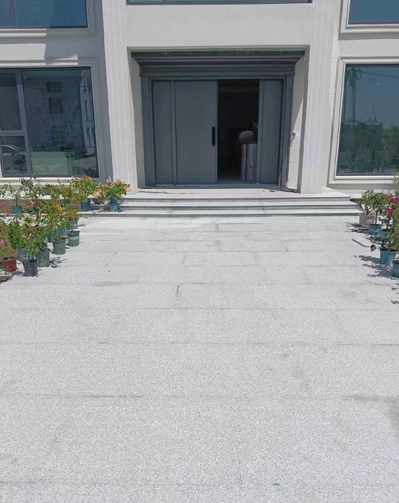 云南 芝麻白花岗岩地铺石地面铺装