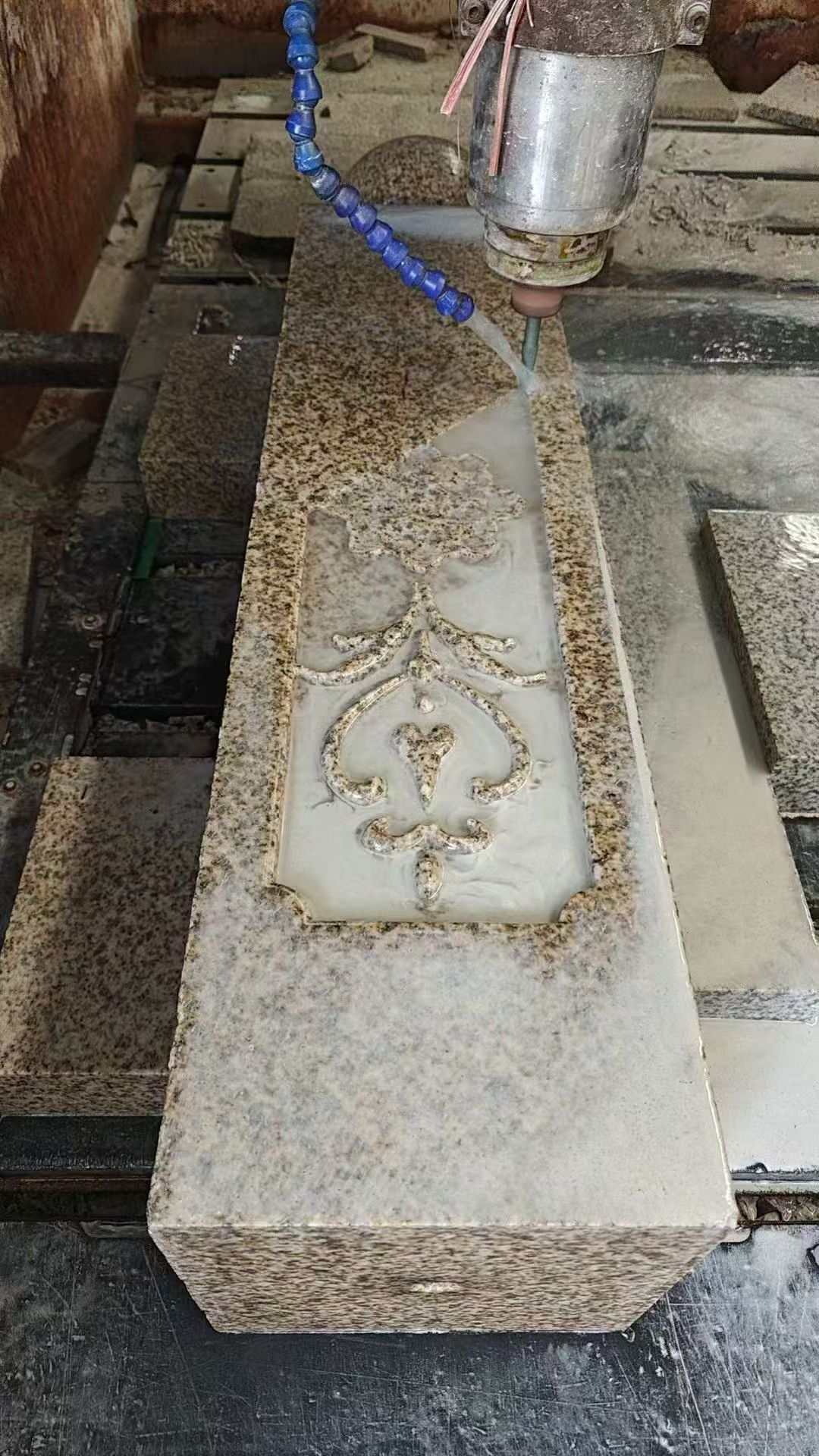 云南 黄金麻花岗岩异形加工雕刻栏杆大柱